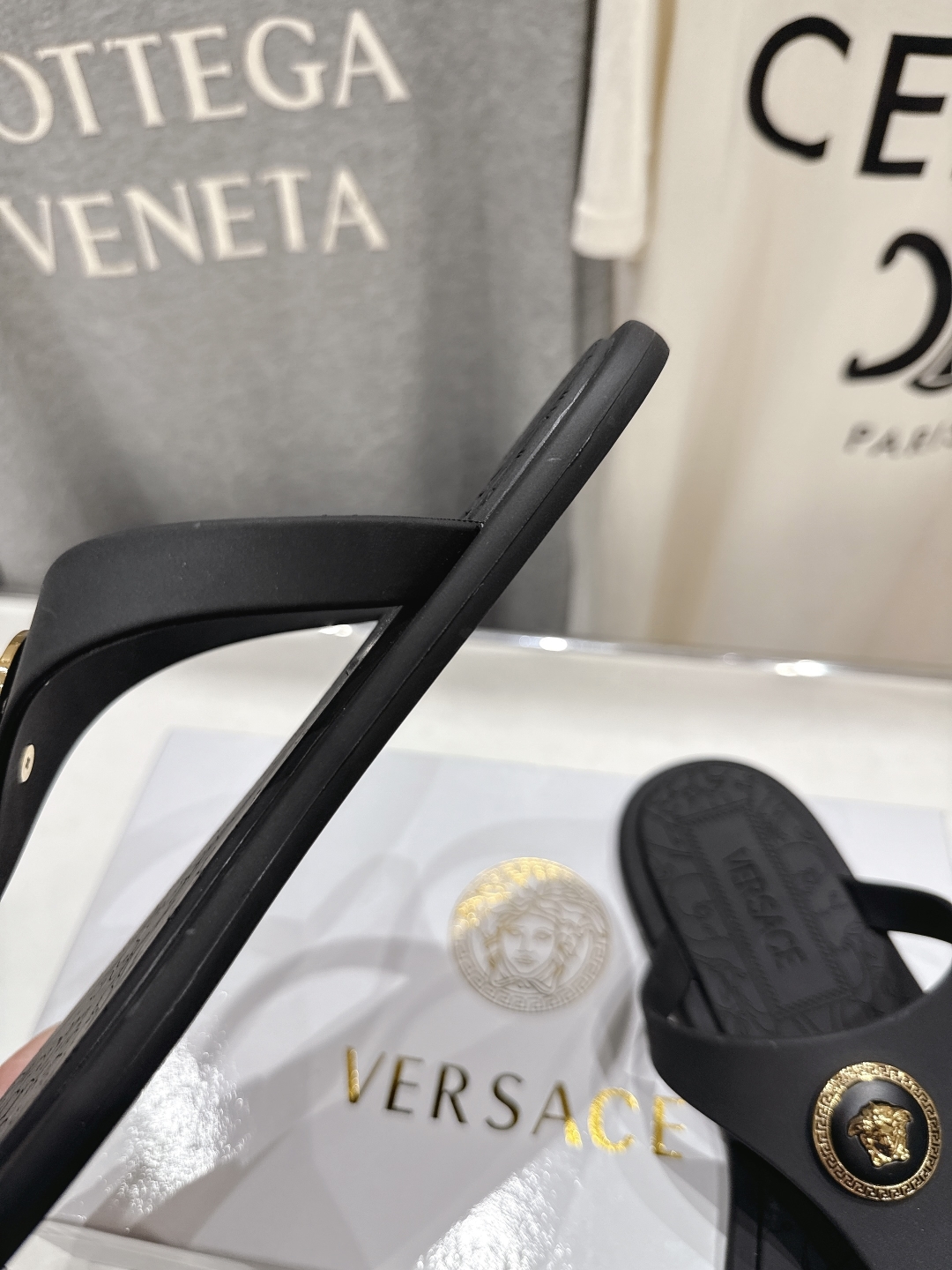 高版本出厂
Versace/范思哲25ss夏季新款平底夹脚拖鞋人字拖
尽显优雅气度的雅致logo，比较休