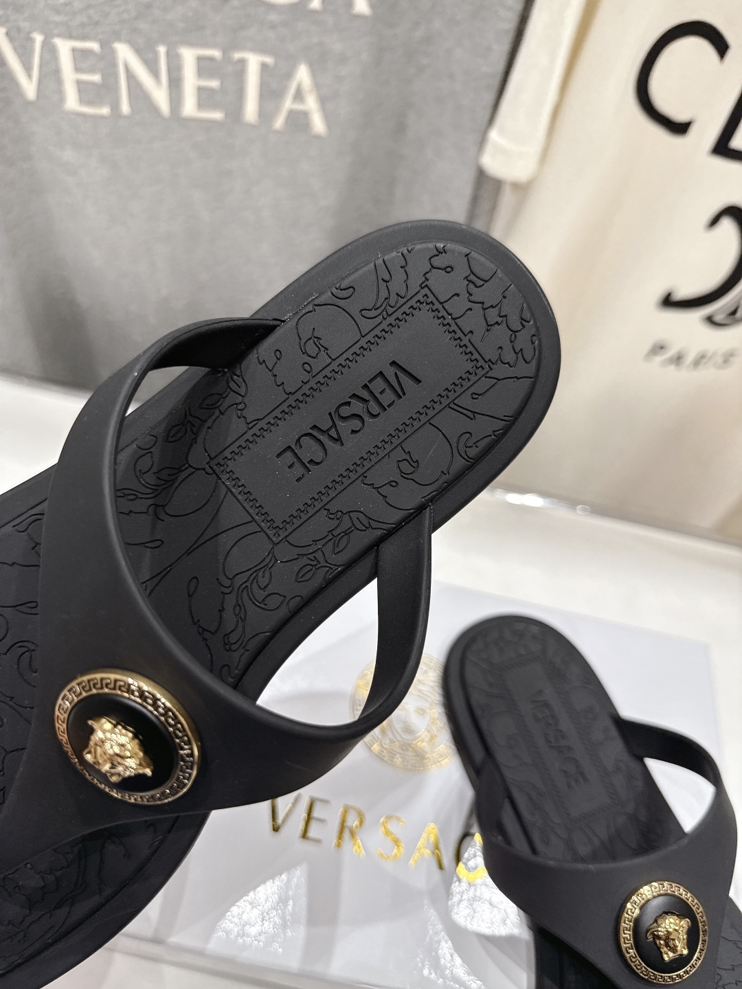 高版本出厂
Versace/范思哲25ss夏季新款平底夹脚拖鞋人字拖
尽显优雅气度的雅致logo，比较休