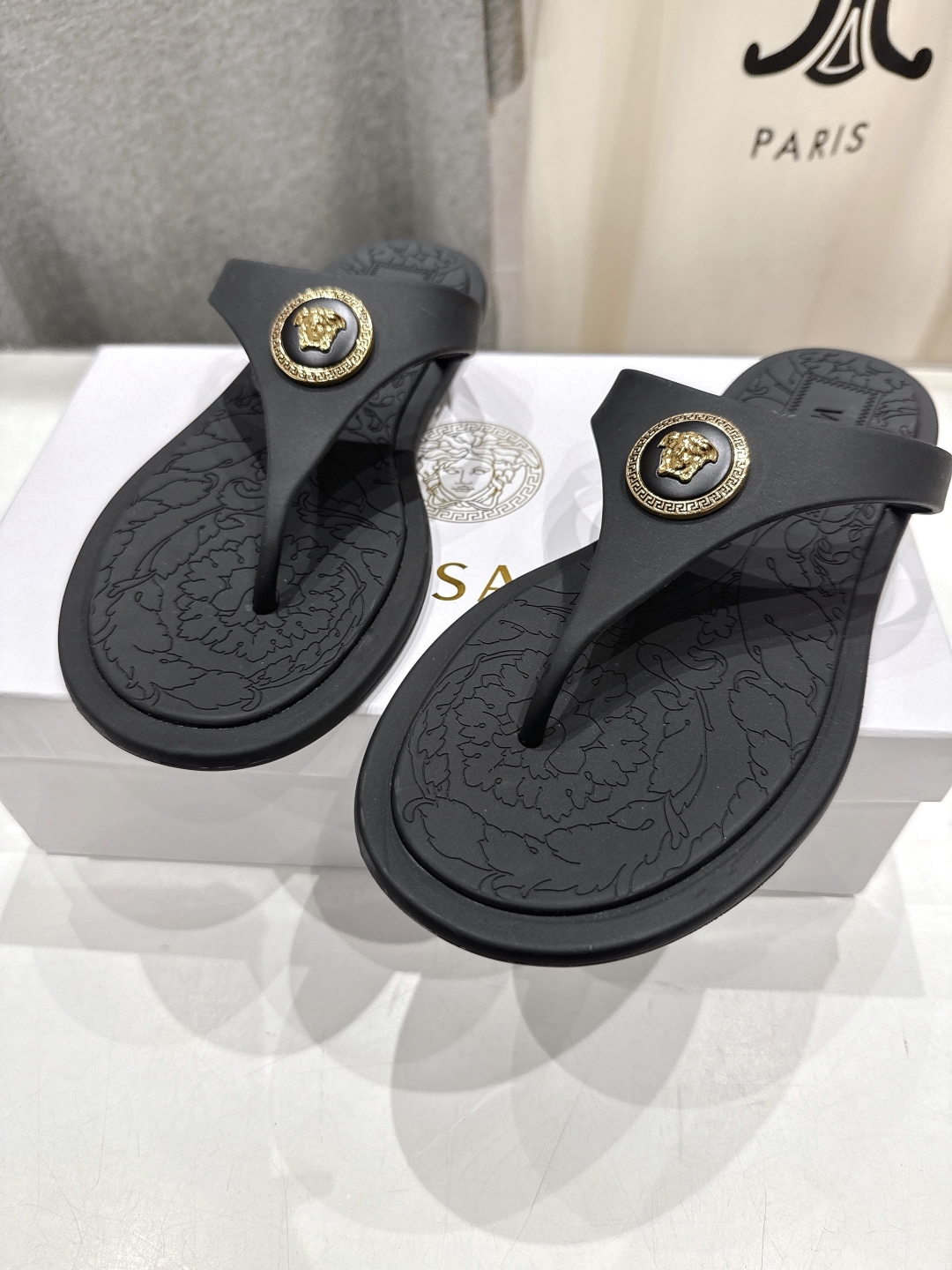 高版本出厂
Versace/范思哲25ss夏季新款平底夹脚拖鞋人字拖
尽显优雅气度的雅致logo，比较休