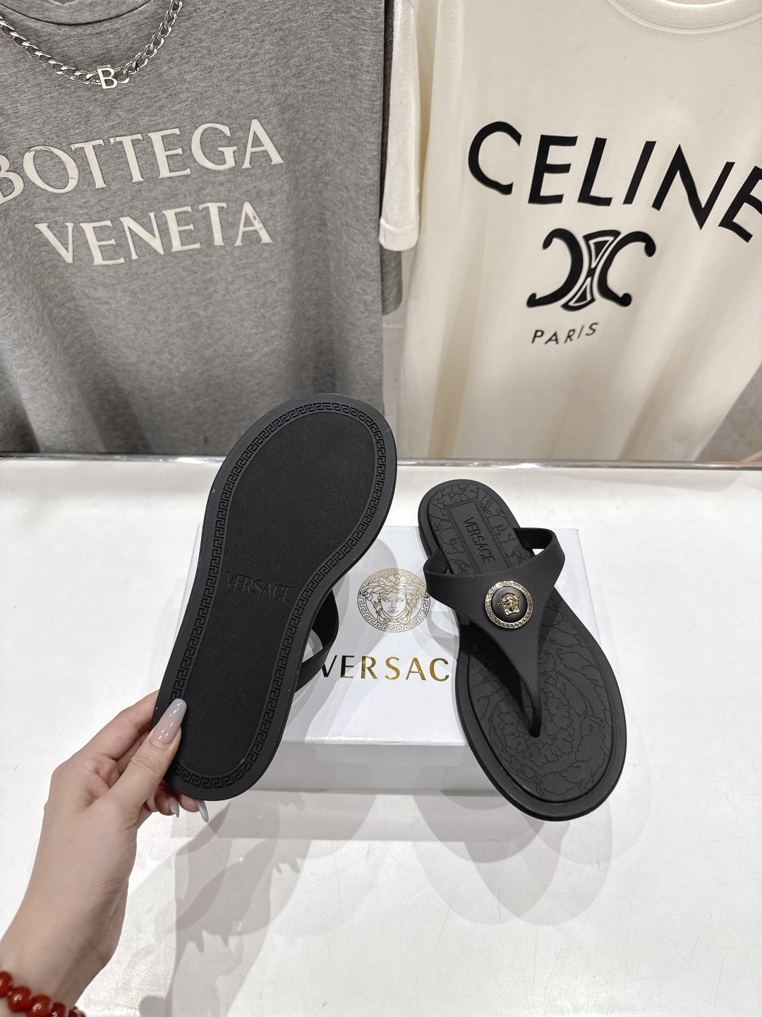 高版本出厂
Versace/范思哲25ss夏季新款平底夹脚拖鞋人字拖
尽显优雅气度的雅致logo，比较休