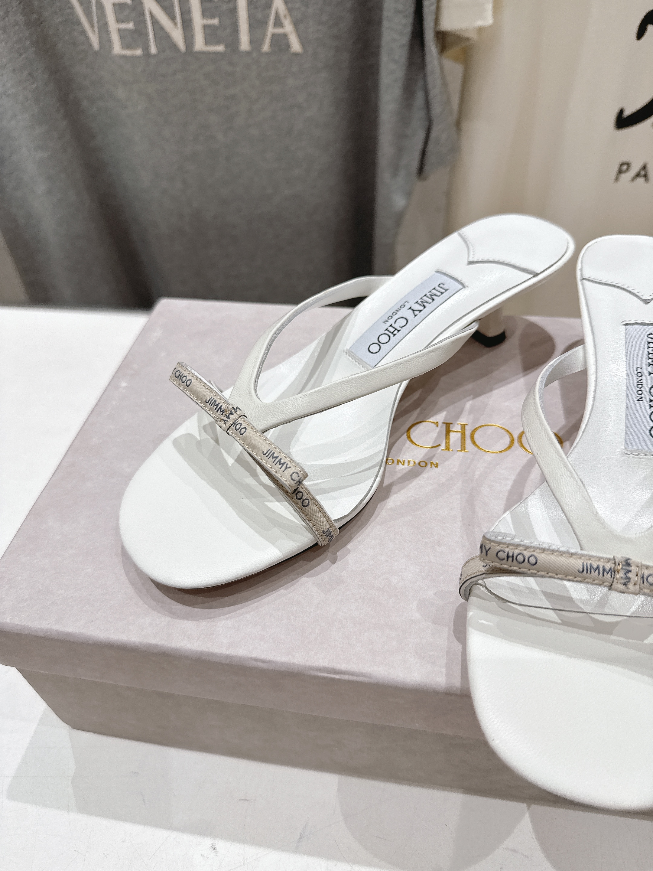 高版本出厂
  JIMMY CHOO｜JC/吉米周2025ss新款简约高跟鞋拖鞋

原版套楦，完美的线条