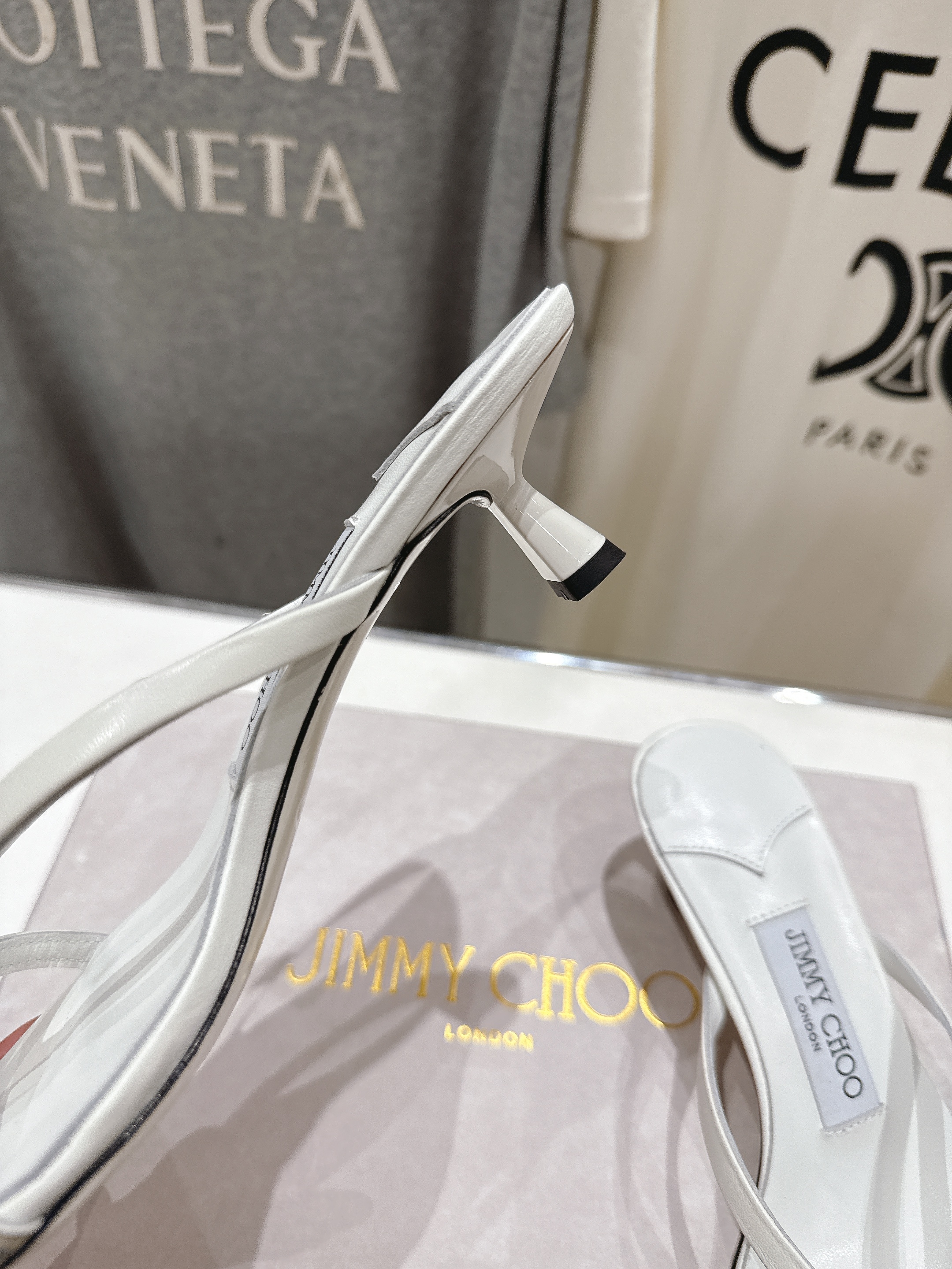 高版本出厂
  JIMMY CHOO｜JC/吉米周2025ss新款简约高跟鞋拖鞋

原版套楦，完美的线条