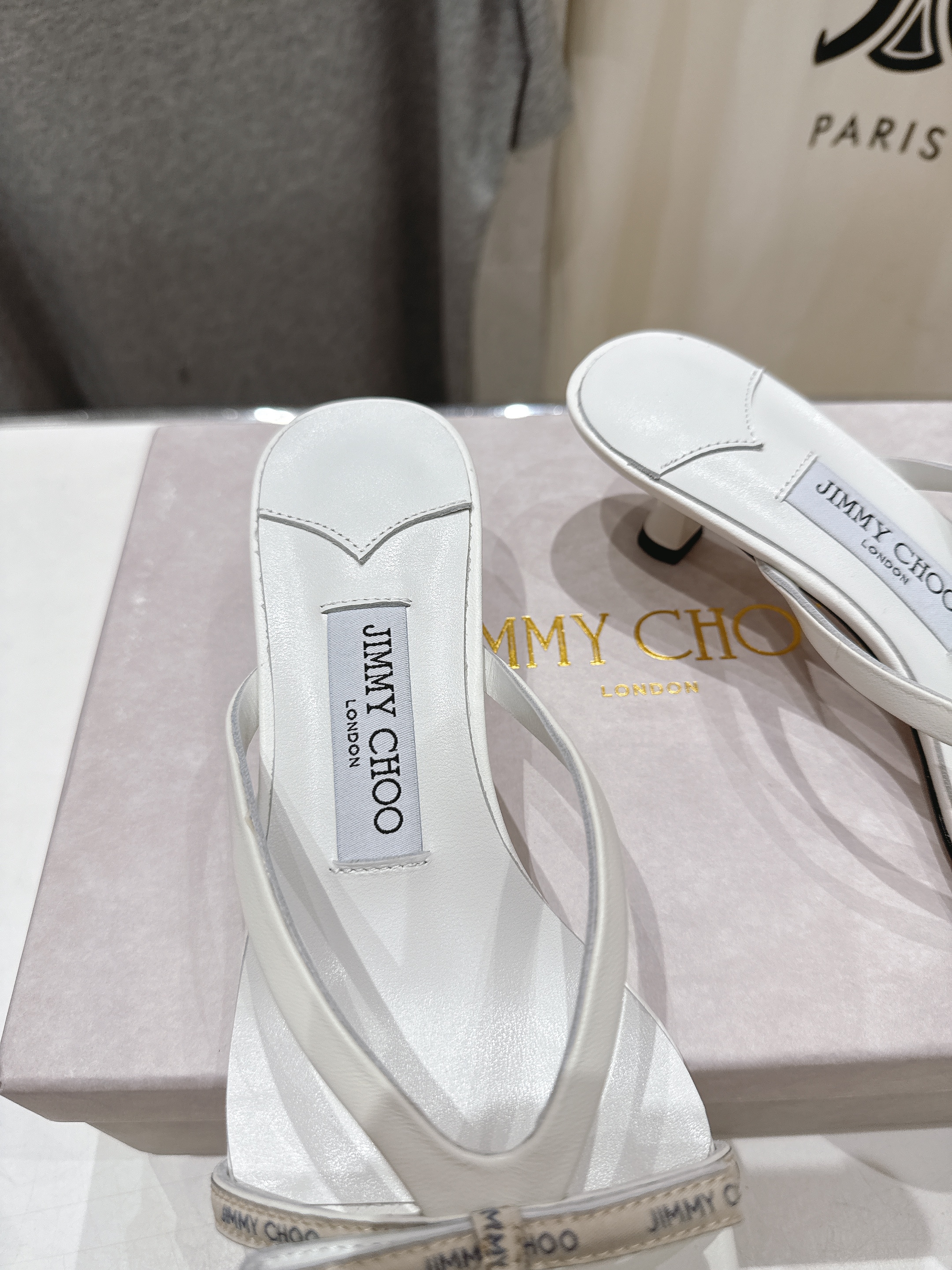 高版本出厂
  JIMMY CHOO｜JC/吉米周2025ss新款简约高跟鞋拖鞋

原版套楦，完美的线条