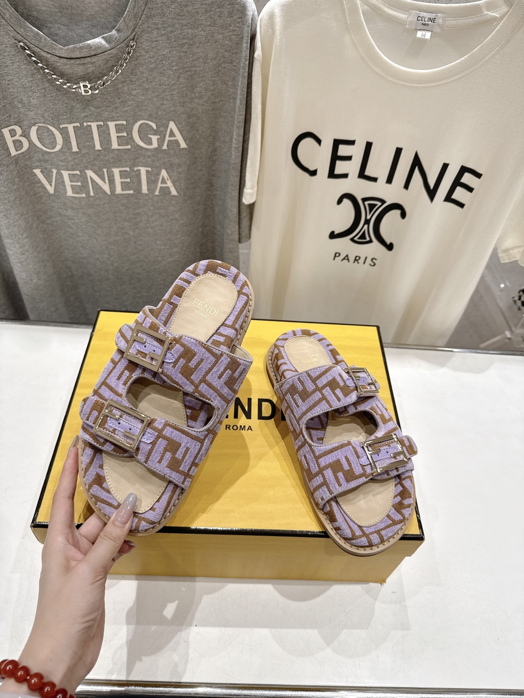 高版本出厂
  Fendi/芬迪 2025ss 夏季新品FF双搭扣平底拖鞋 上街穿搭的不二之选 专柜买断