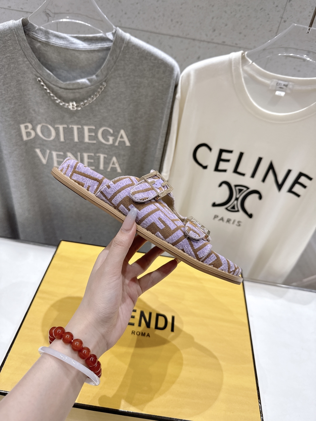 高版本出厂
  Fendi/芬迪 2025ss 夏季新品FF双搭扣平底拖鞋 上街穿搭的不二之选 专柜买断