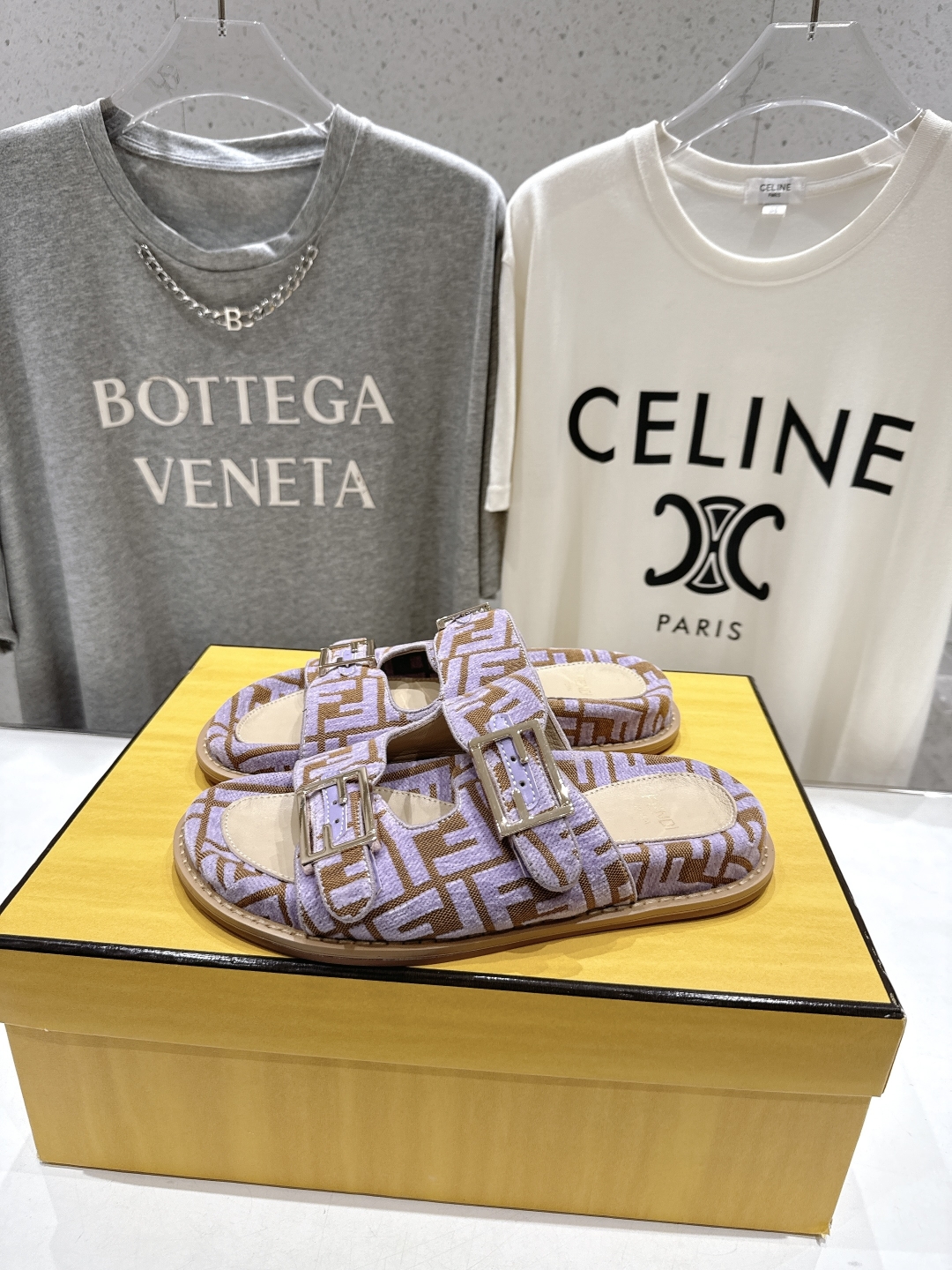 高版本出厂
  Fendi/芬迪 2025ss 夏季新品FF双搭扣平底拖鞋 上街穿搭的不二之选 专柜买断