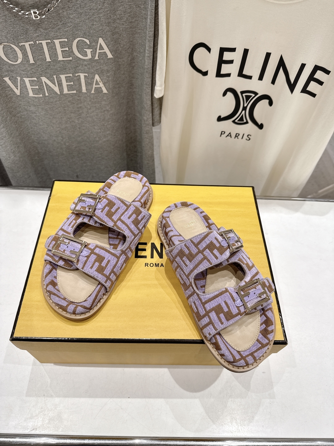 高版本出厂
  Fendi/芬迪 2025ss 夏季新品FF双搭扣平底拖鞋 上街穿搭的不二之选 专柜买断