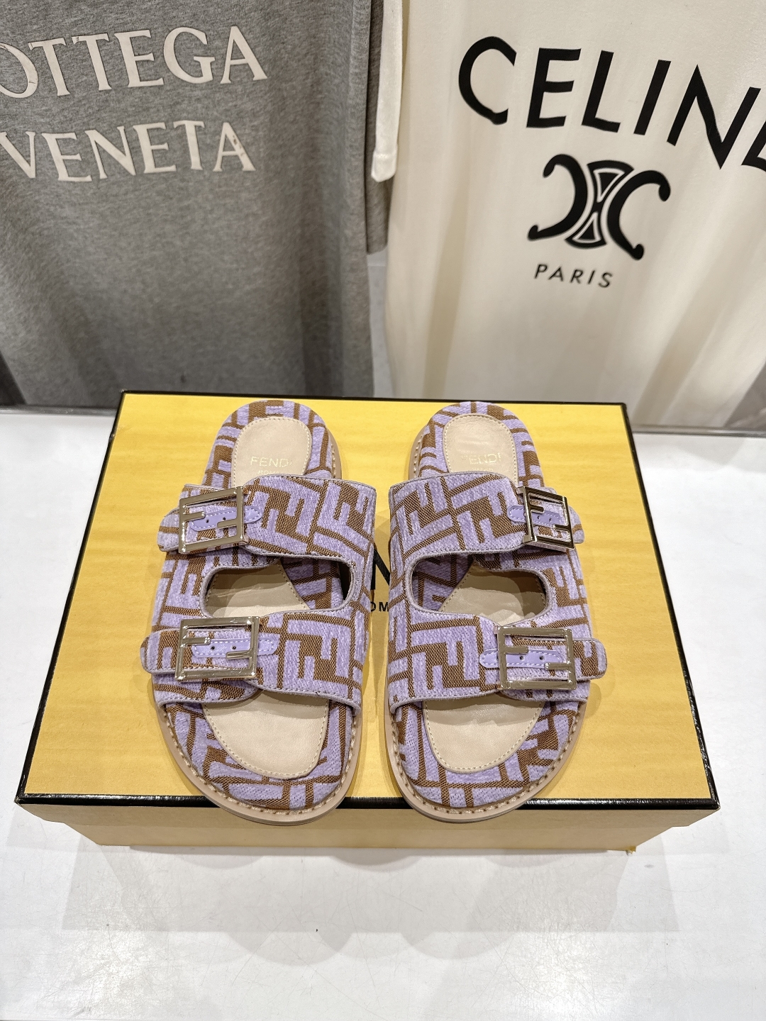 高版本出厂
  Fendi/芬迪 2025ss 夏季新品FF双搭扣平底拖鞋 上街穿搭的不二之选 专柜买断