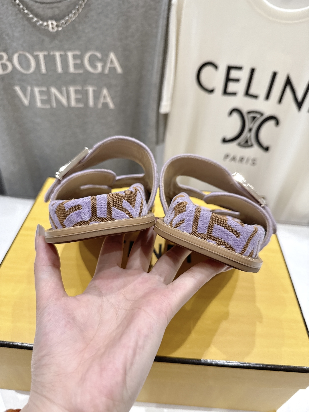 高版本出厂
  Fendi/芬迪 2025ss 夏季新品FF双搭扣平底拖鞋 上街穿搭的不二之选 专柜买断