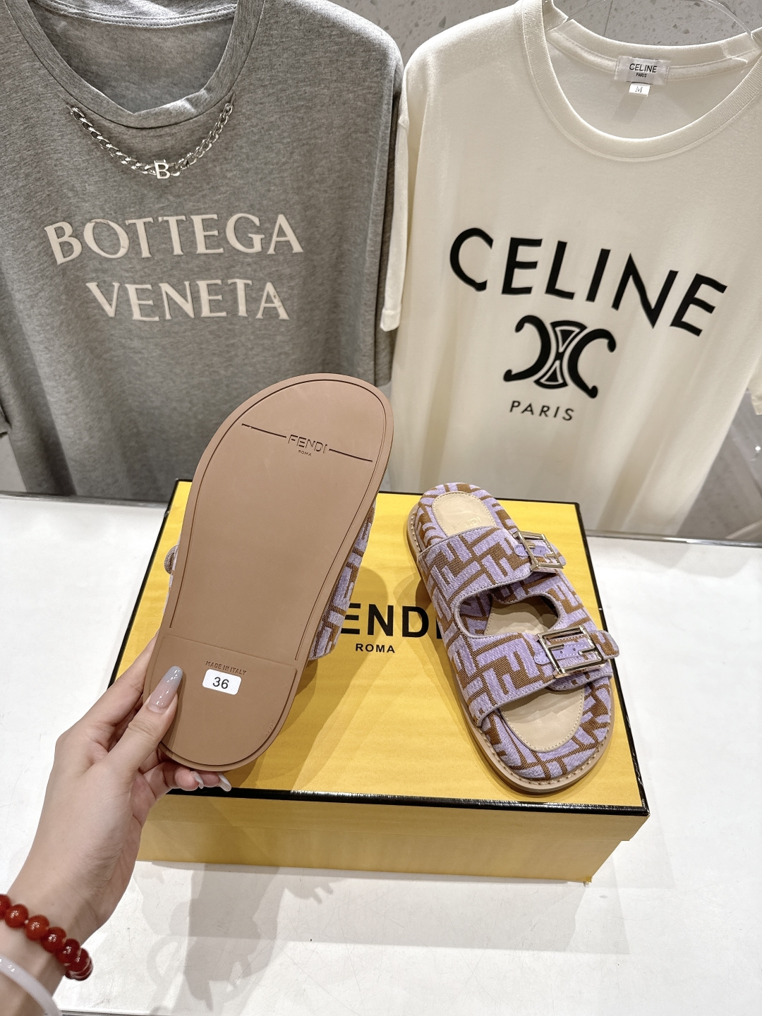 高版本出厂
  Fendi/芬迪 2025ss 夏季新品FF双搭扣平底拖鞋 上街穿搭的不二之选 专柜买断