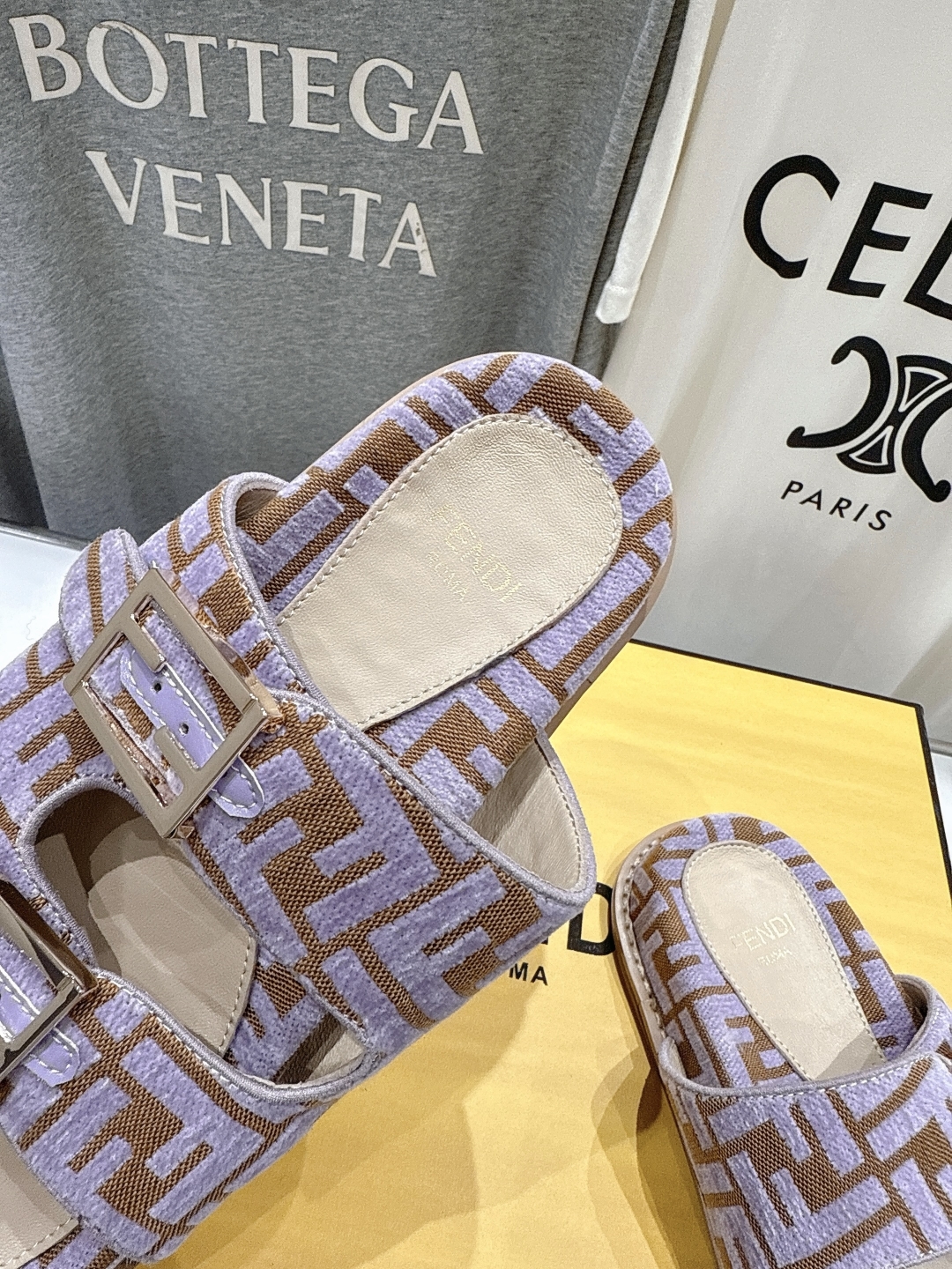 高版本出厂
  Fendi/芬迪 2025ss 夏季新品FF双搭扣平底拖鞋 上街穿搭的不二之选 专柜买断