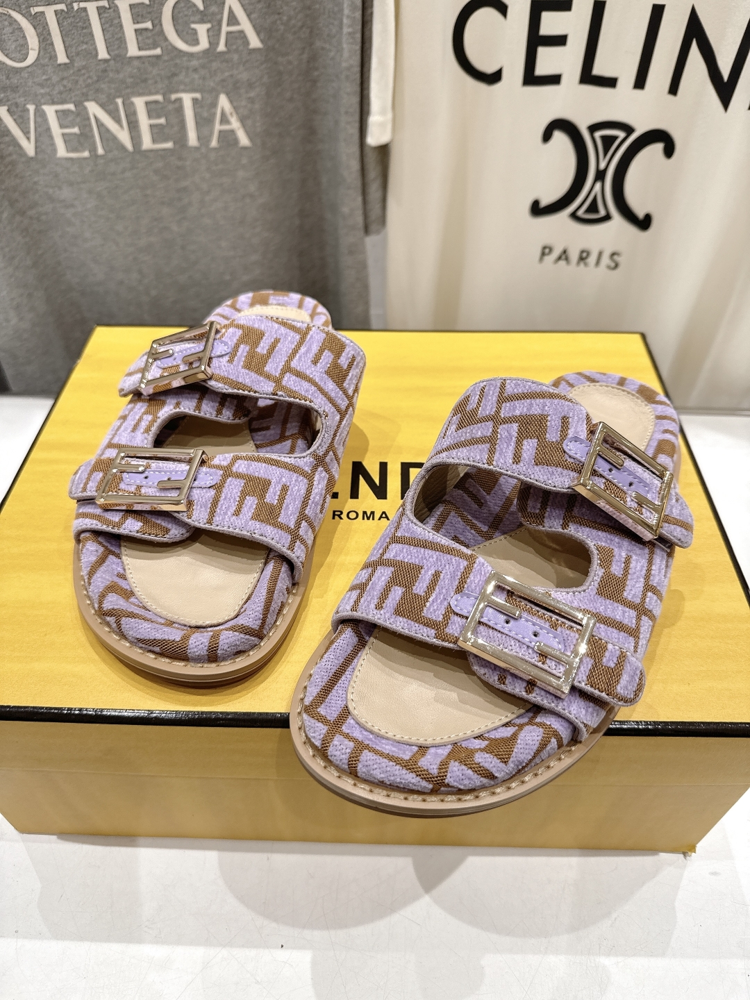高版本出厂
  Fendi/芬迪 2025ss 夏季新品FF双搭扣平底拖鞋 上街穿搭的不二之选 专柜买断