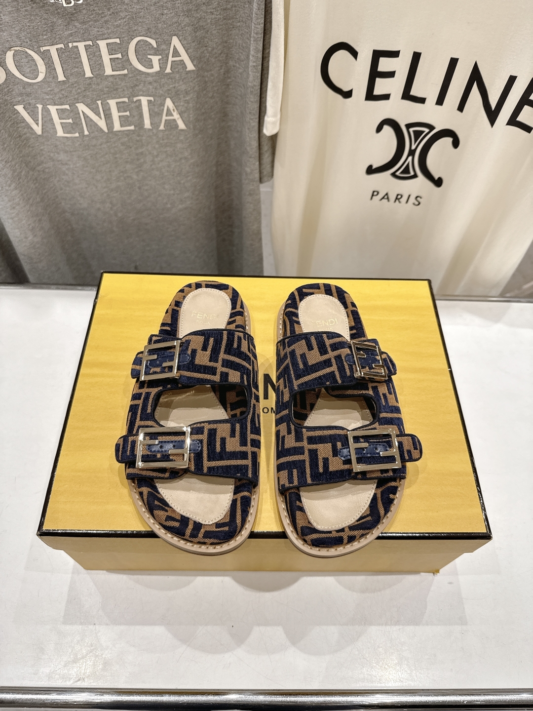 高版本出厂
  Fendi/芬迪 2025ss 夏季新品FF双搭扣平底拖鞋 上街穿搭的不二之选 专柜买断