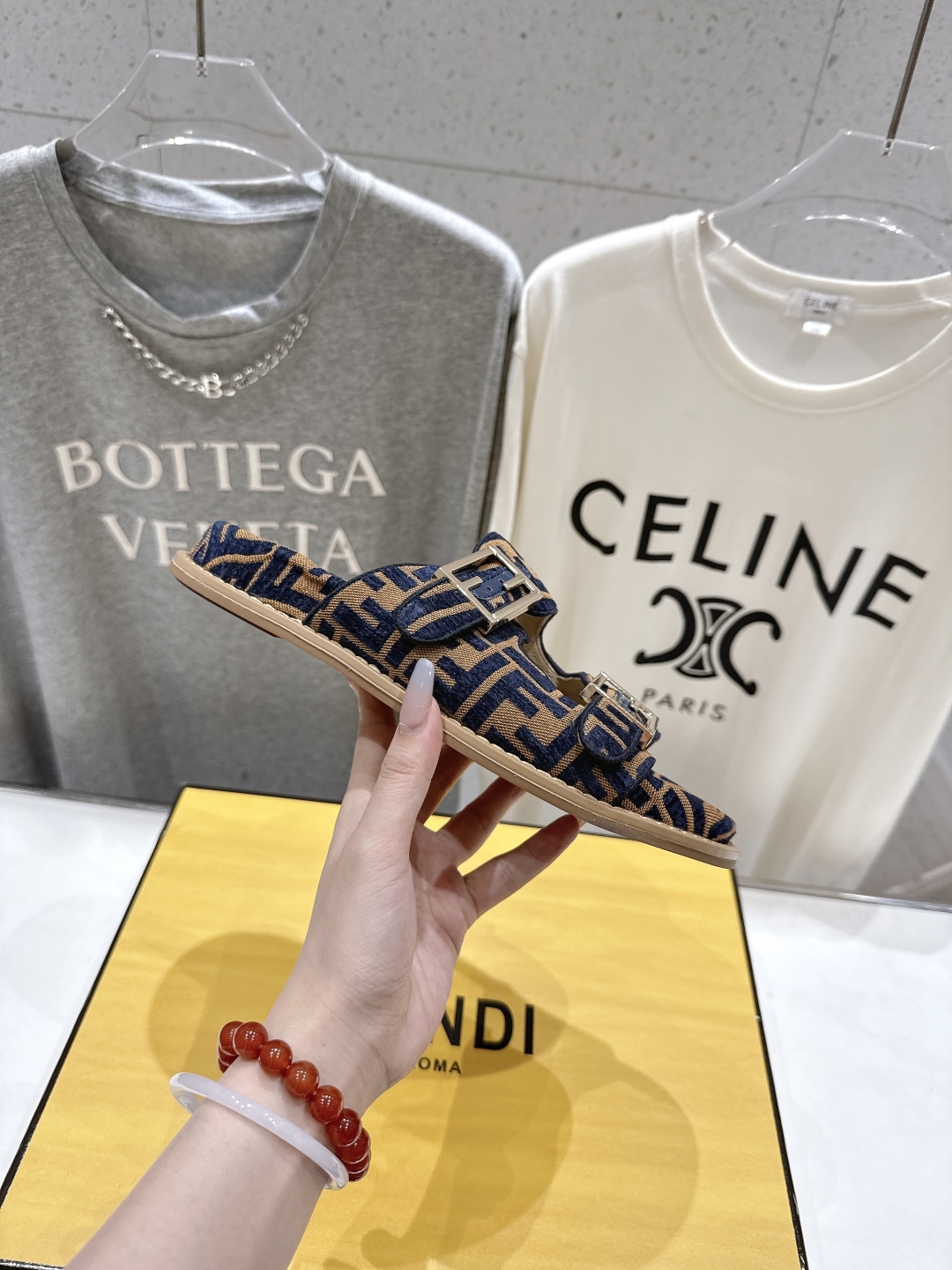 高版本出厂
  Fendi/芬迪 2025ss 夏季新品FF双搭扣平底拖鞋 上街穿搭的不二之选 专柜买断