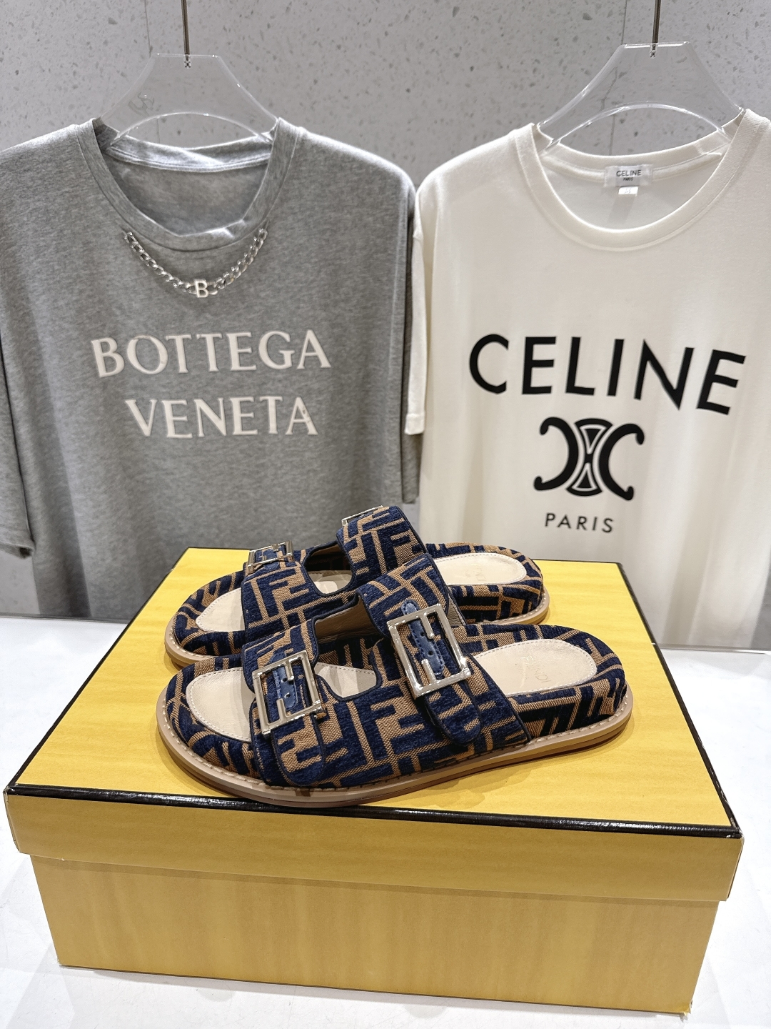 高版本出厂
  Fendi/芬迪 2025ss 夏季新品FF双搭扣平底拖鞋 上街穿搭的不二之选 专柜买断