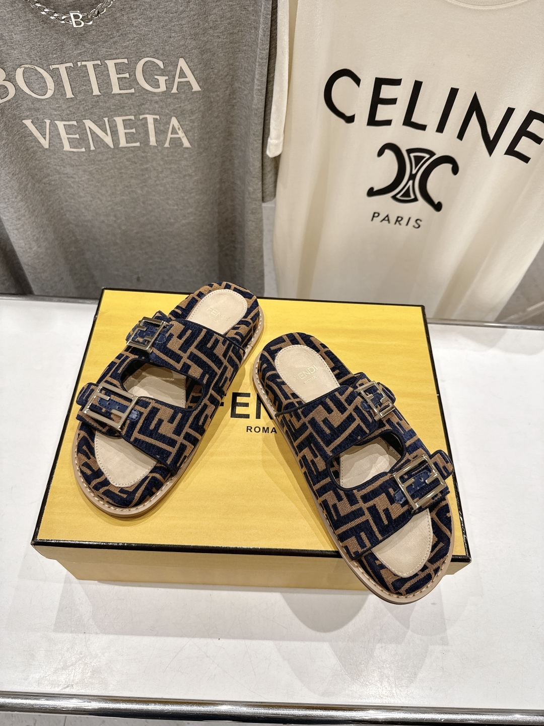 高版本出厂
  Fendi/芬迪 2025ss 夏季新品FF双搭扣平底拖鞋 上街穿搭的不二之选 专柜买断