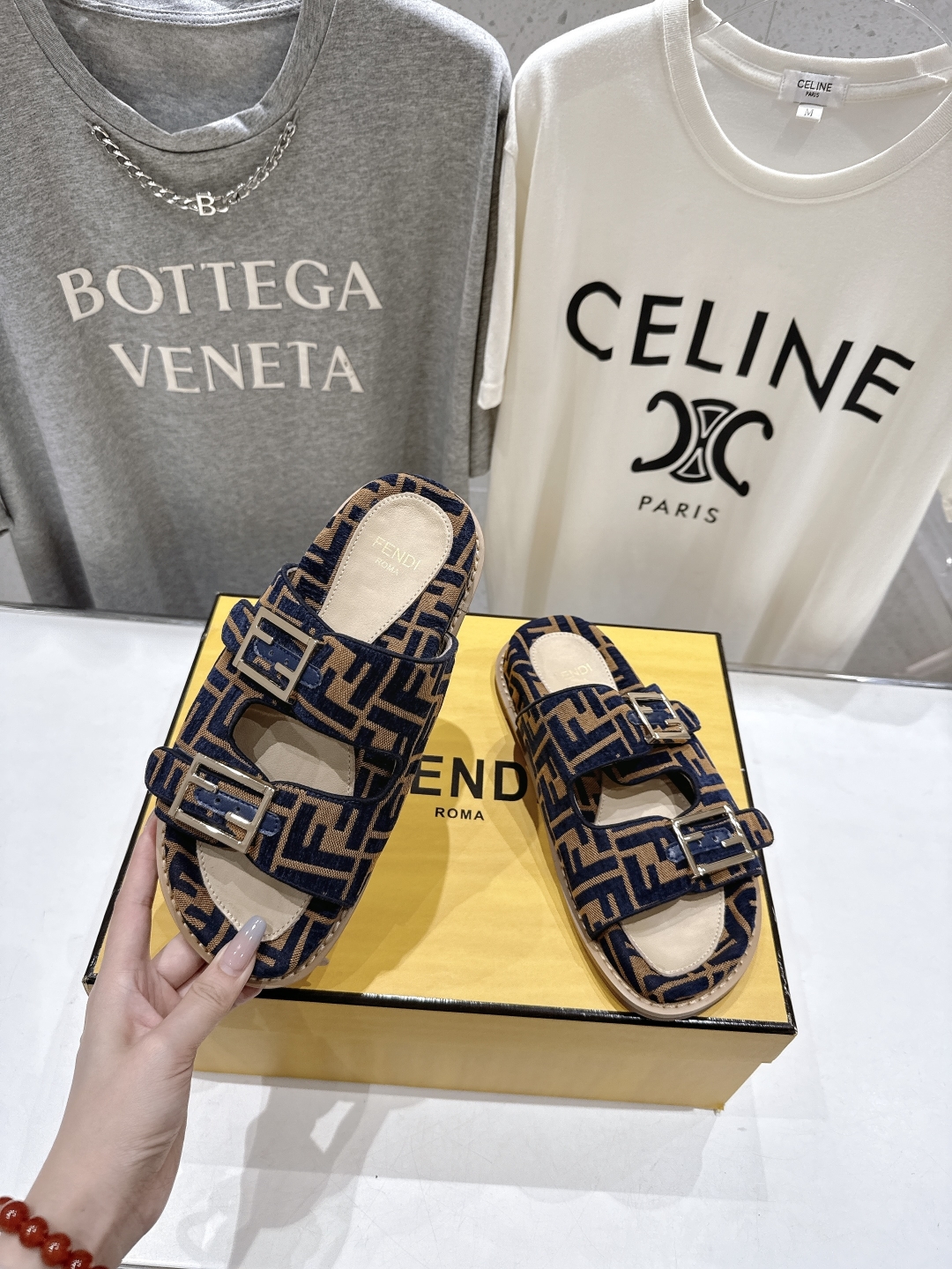 高版本出厂
  Fendi/芬迪 2025ss 夏季新品FF双搭扣平底拖鞋 上街穿搭的不二之选 专柜买断