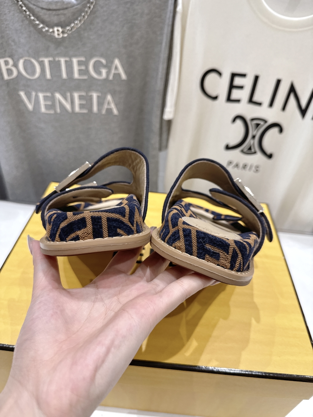 高版本出厂
  Fendi/芬迪 2025ss 夏季新品FF双搭扣平底拖鞋 上街穿搭的不二之选 专柜买断