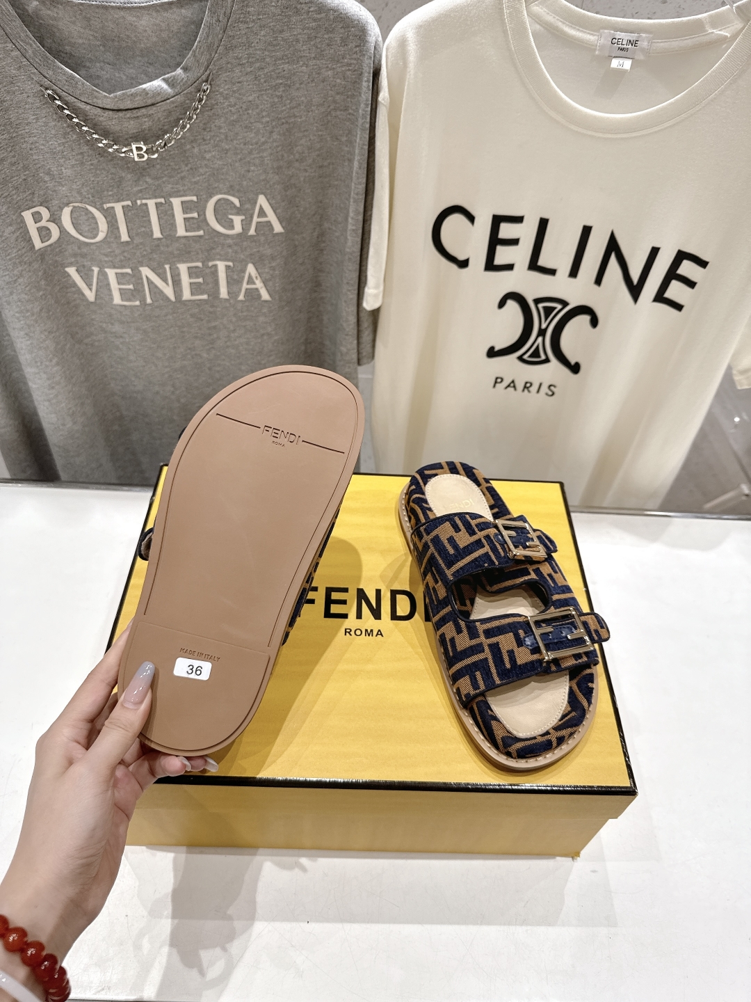 高版本出厂
  Fendi/芬迪 2025ss 夏季新品FF双搭扣平底拖鞋 上街穿搭的不二之选 专柜买断