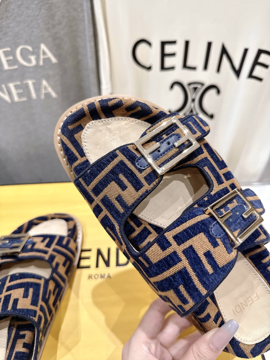 高版本出厂
  Fendi/芬迪 2025ss 夏季新品FF双搭扣平底拖鞋 上街穿搭的不二之选 专柜买断