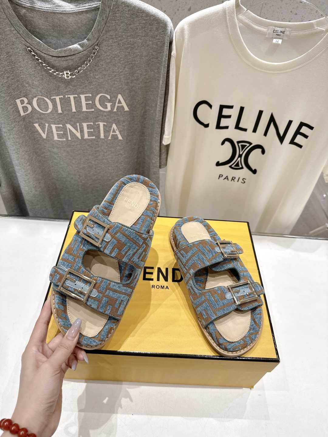 高版本出厂
  Fendi/芬迪 2025ss 夏季新品FF双搭扣平底拖鞋 上街穿搭的不二之选 专柜买断