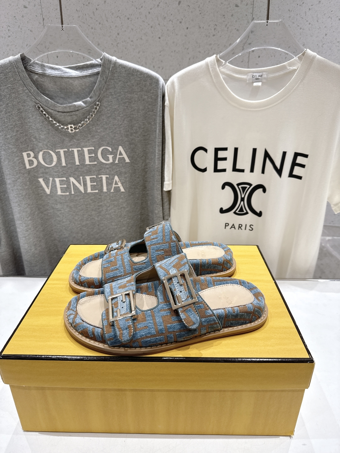 高版本出厂
  Fendi/芬迪 2025ss 夏季新品FF双搭扣平底拖鞋 上街穿搭的不二之选 专柜买断