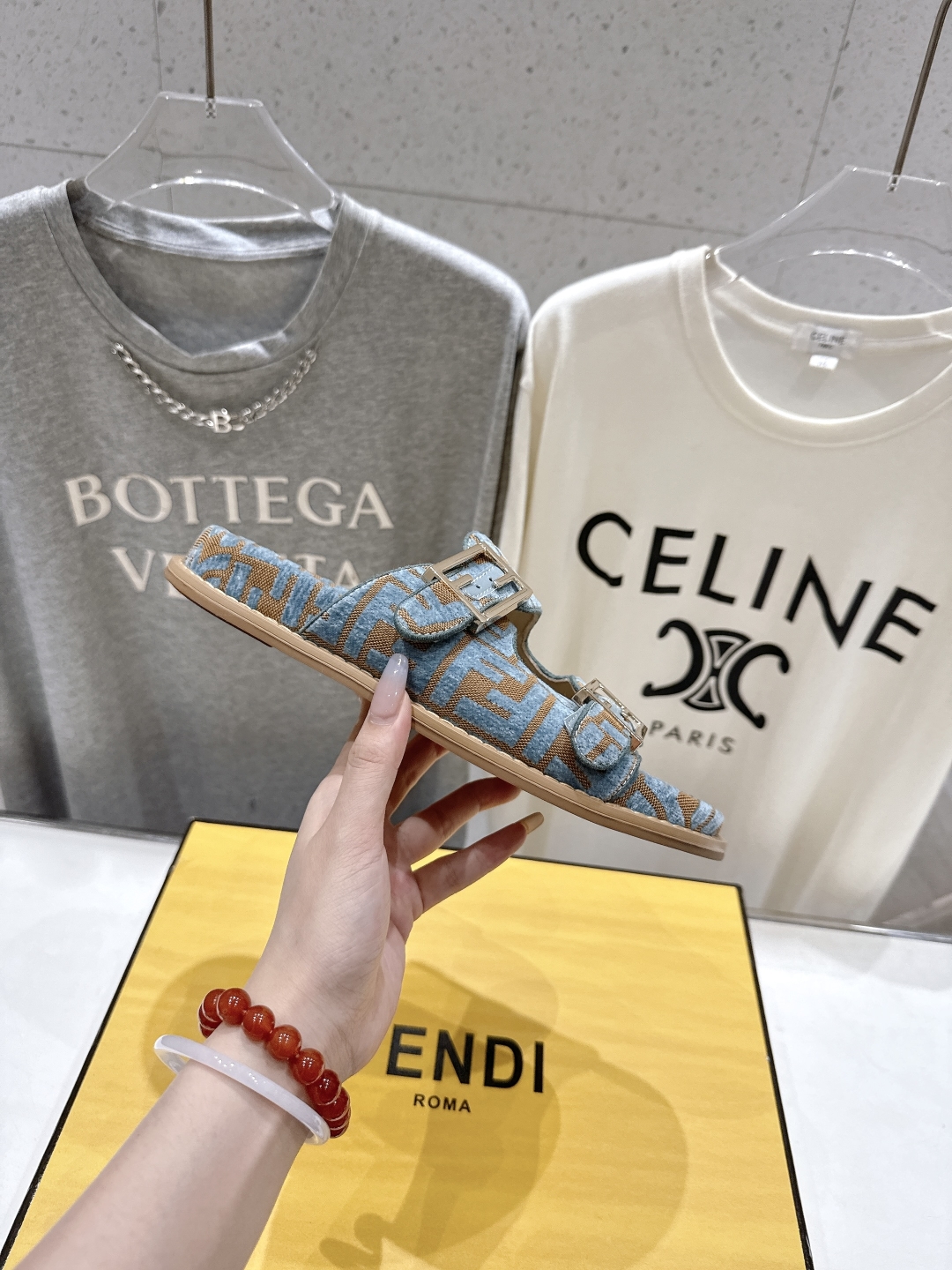 高版本出厂
  Fendi/芬迪 2025ss 夏季新品FF双搭扣平底拖鞋 上街穿搭的不二之选 专柜买断