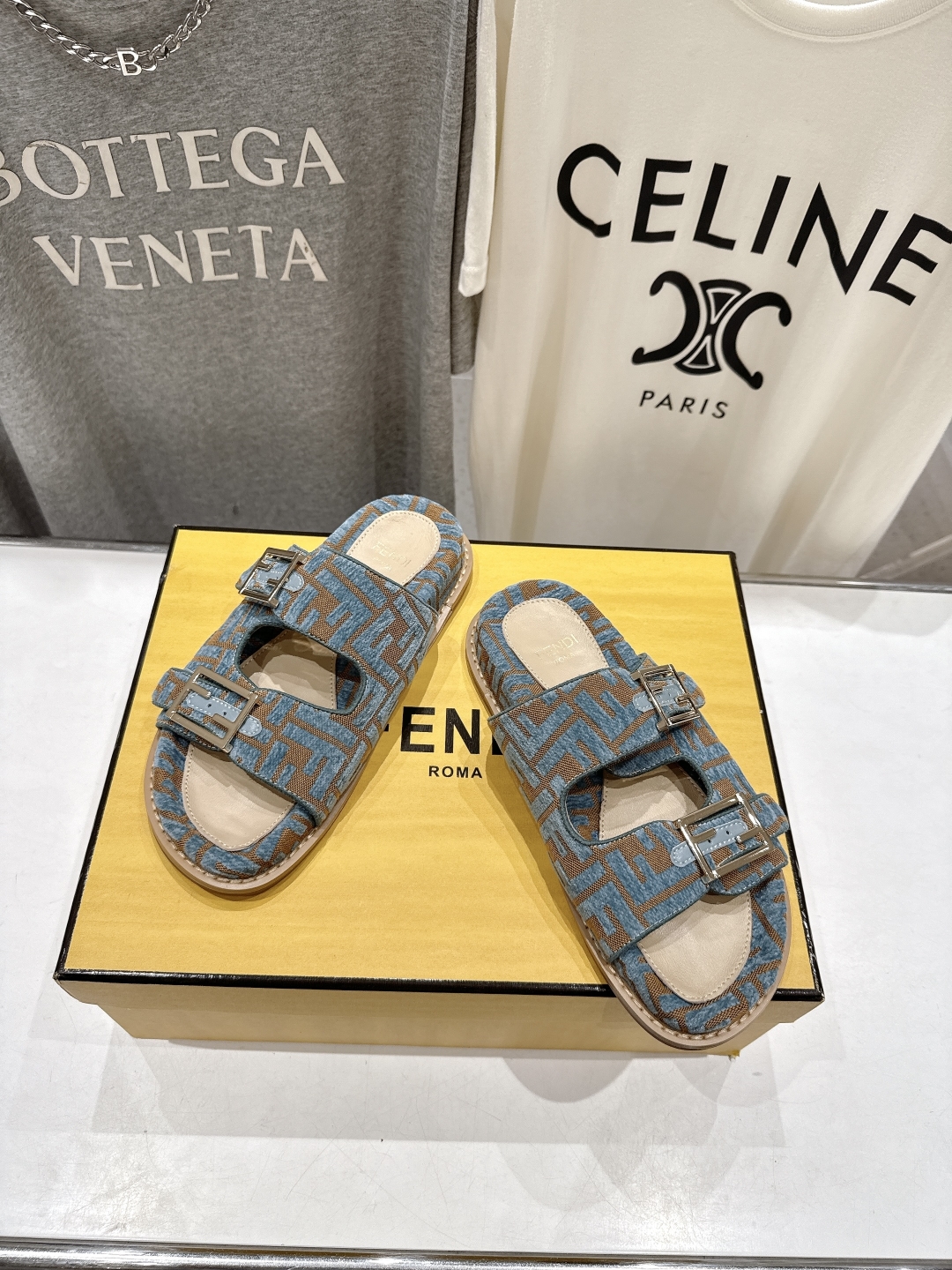 高版本出厂
  Fendi/芬迪 2025ss 夏季新品FF双搭扣平底拖鞋 上街穿搭的不二之选 专柜买断