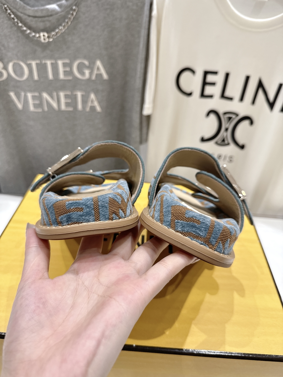 高版本出厂
  Fendi/芬迪 2025ss 夏季新品FF双搭扣平底拖鞋 上街穿搭的不二之选 专柜买断