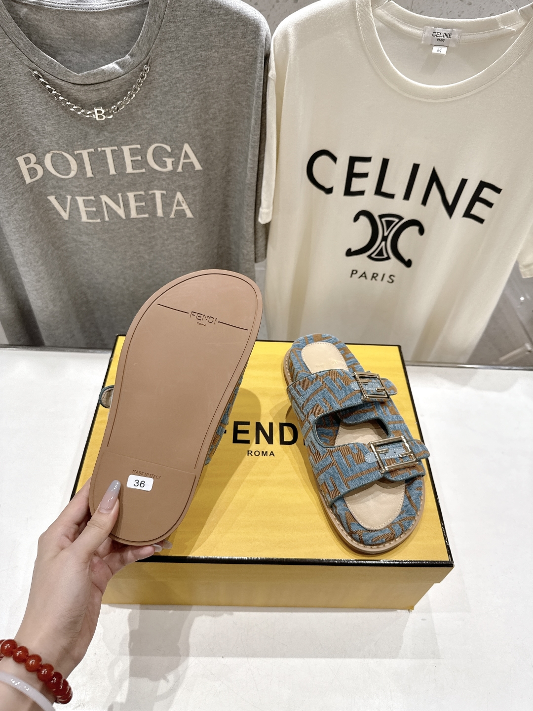 高版本出厂
  Fendi/芬迪 2025ss 夏季新品FF双搭扣平底拖鞋 上街穿搭的不二之选 专柜买断