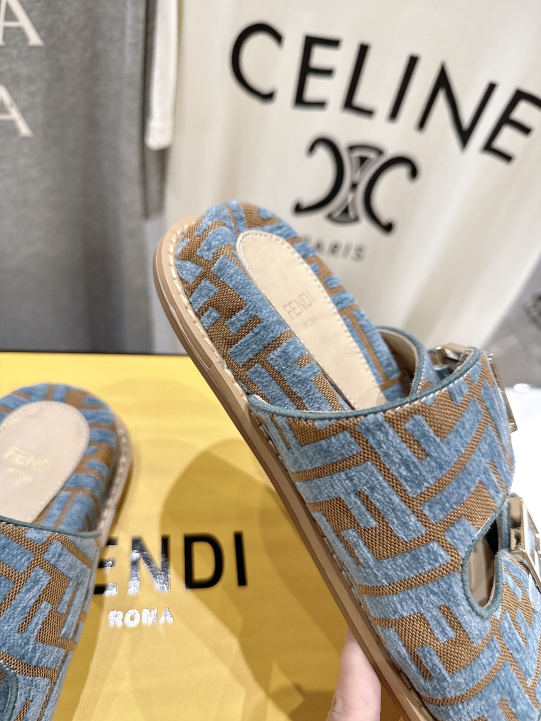 高版本出厂
  Fendi/芬迪 2025ss 夏季新品FF双搭扣平底拖鞋 上街穿搭的不二之选 专柜买断
