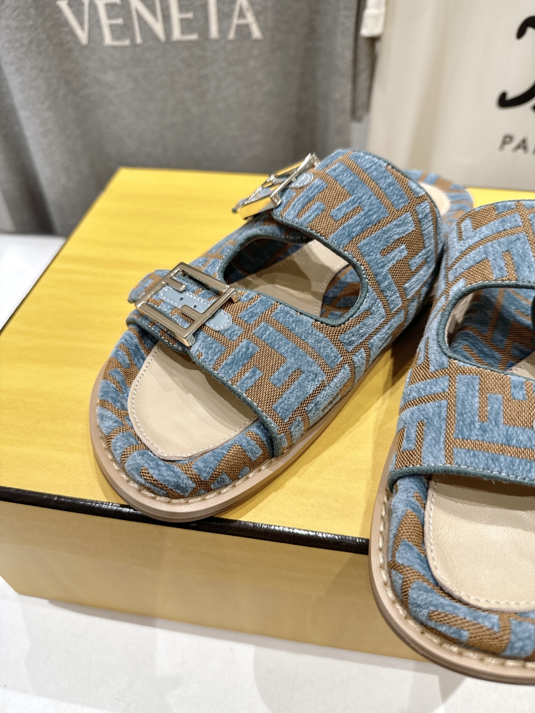 高版本出厂
  Fendi/芬迪 2025ss 夏季新品FF双搭扣平底拖鞋 上街穿搭的不二之选 专柜买断