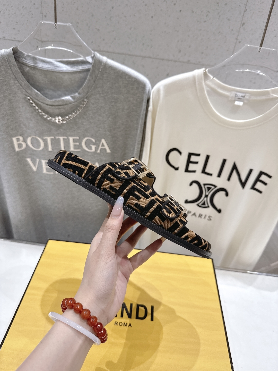 高版本出厂
  Fendi/芬迪 2025ss 夏季新品FF双搭扣平底拖鞋 上街穿搭的不二之选 专柜买断