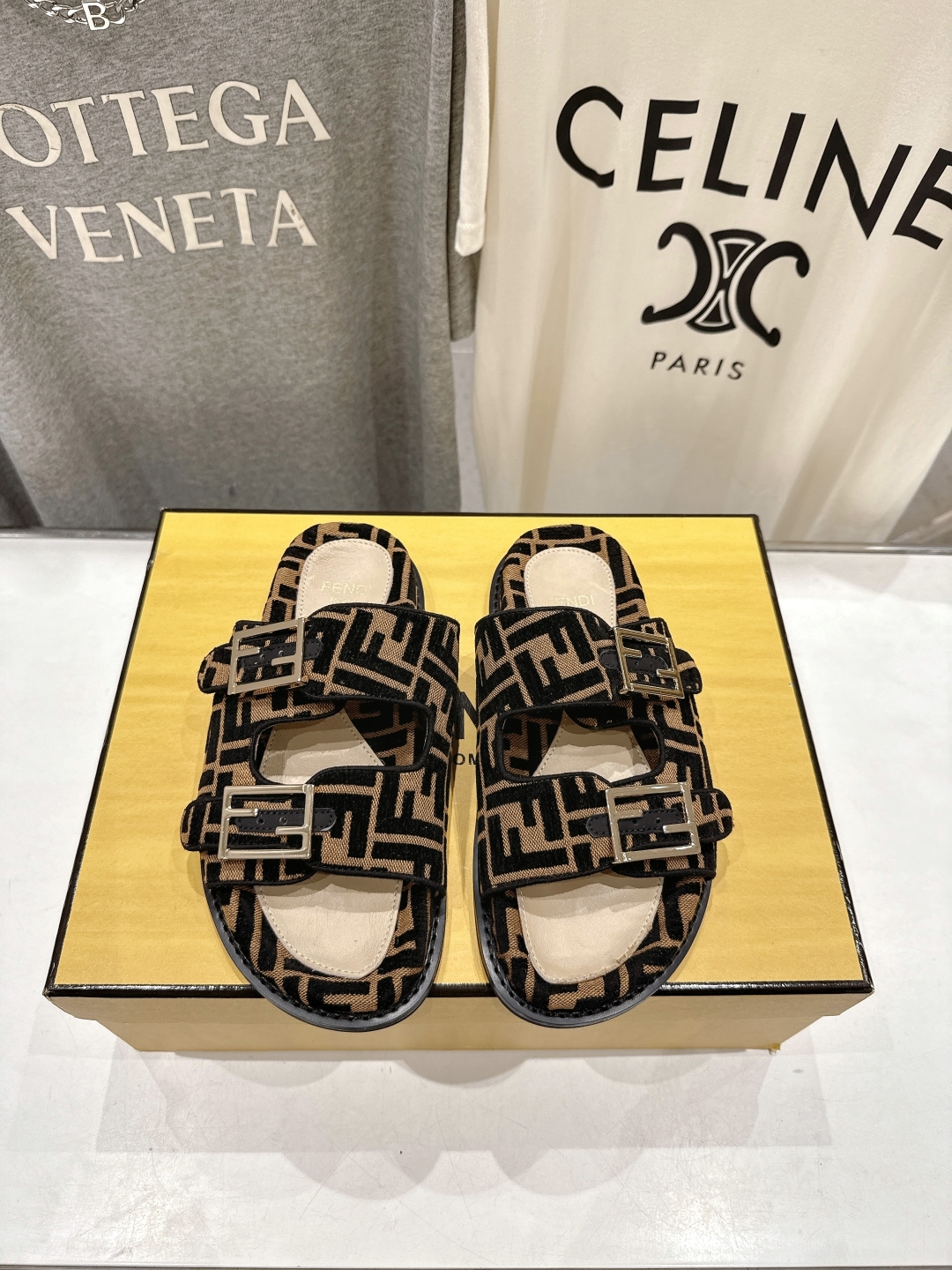 高版本出厂
  Fendi/芬迪 2025ss 夏季新品FF双搭扣平底拖鞋 上街穿搭的不二之选 专柜买断