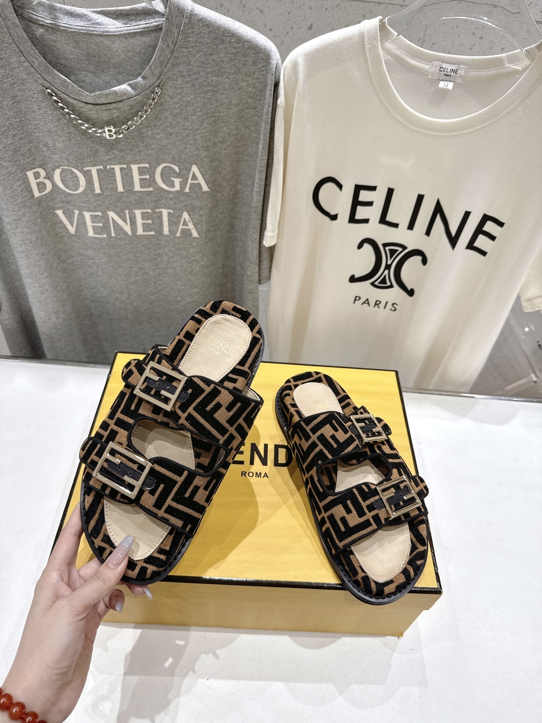 高版本出厂
  Fendi/芬迪 2025ss 夏季新品FF双搭扣平底拖鞋 上街穿搭的不二之选 专柜买断