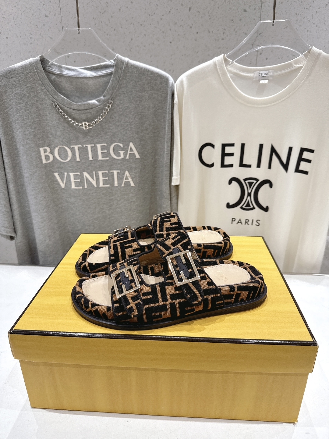 高版本出厂
  Fendi/芬迪 2025ss 夏季新品FF双搭扣平底拖鞋 上街穿搭的不二之选 专柜买断