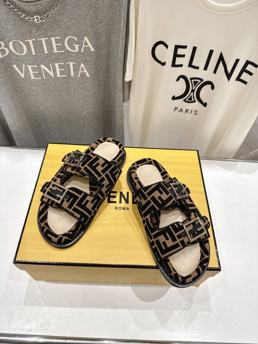 高版本出厂
  Fendi/芬迪 2025ss 夏季新品FF双搭扣平底拖鞋 上街穿搭的不二之选 专柜买断