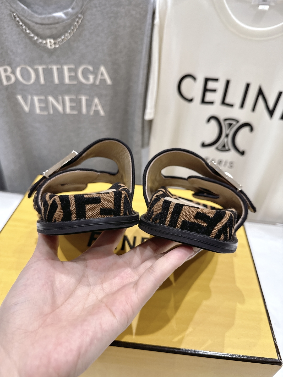 高版本出厂
  Fendi/芬迪 2025ss 夏季新品FF双搭扣平底拖鞋 上街穿搭的不二之选 专柜买断