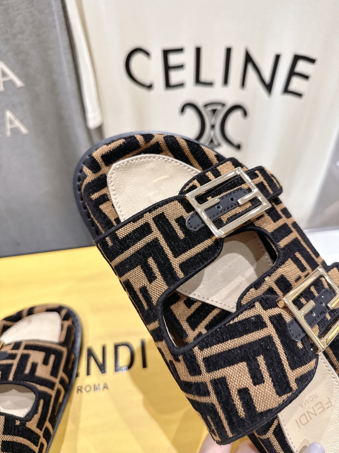 高版本出厂
  Fendi/芬迪 2025ss 夏季新品FF双搭扣平底拖鞋 上街穿搭的不二之选 专柜买断