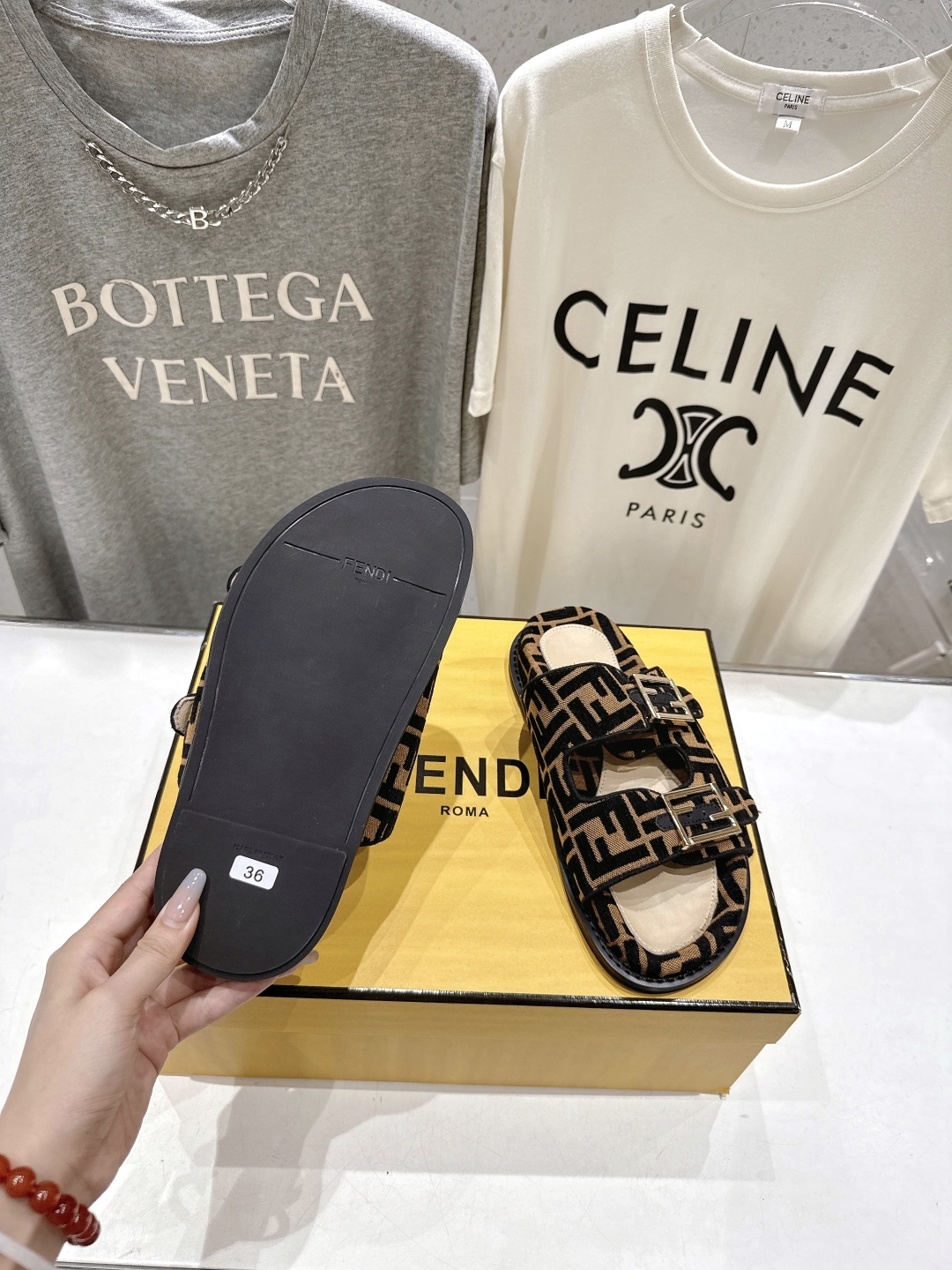 高版本出厂
  Fendi/芬迪 2025ss 夏季新品FF双搭扣平底拖鞋 上街穿搭的不二之选 专柜买断