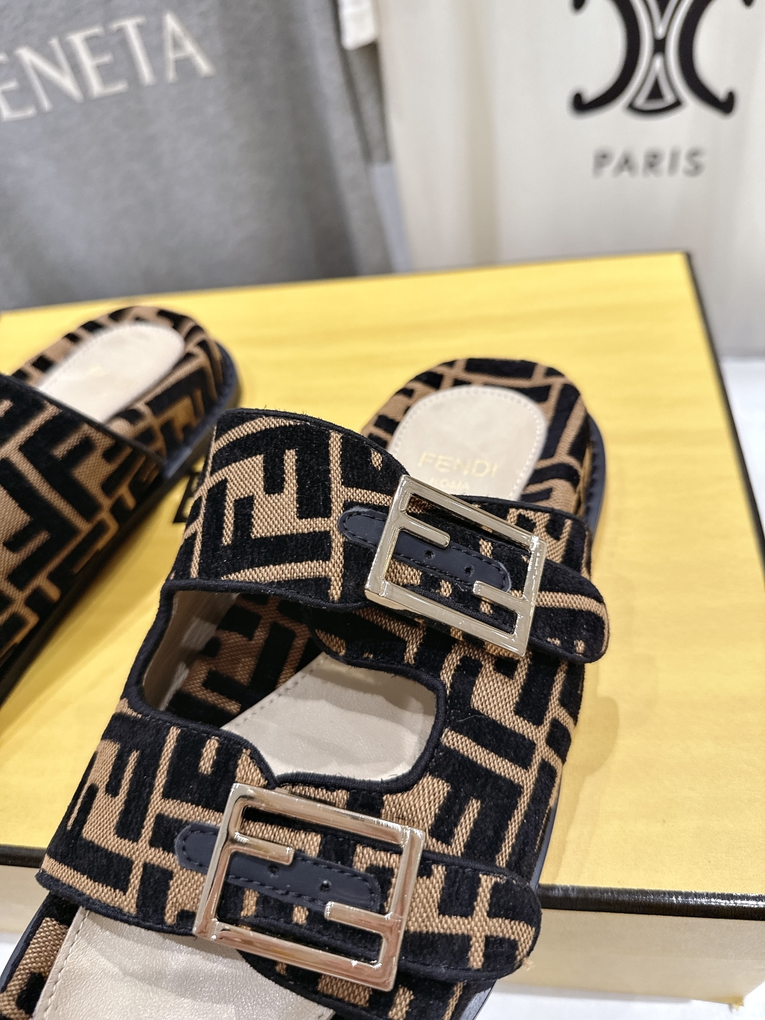高版本出厂
  Fendi/芬迪 2025ss 夏季新品FF双搭扣平底拖鞋 上街穿搭的不二之选 专柜买断