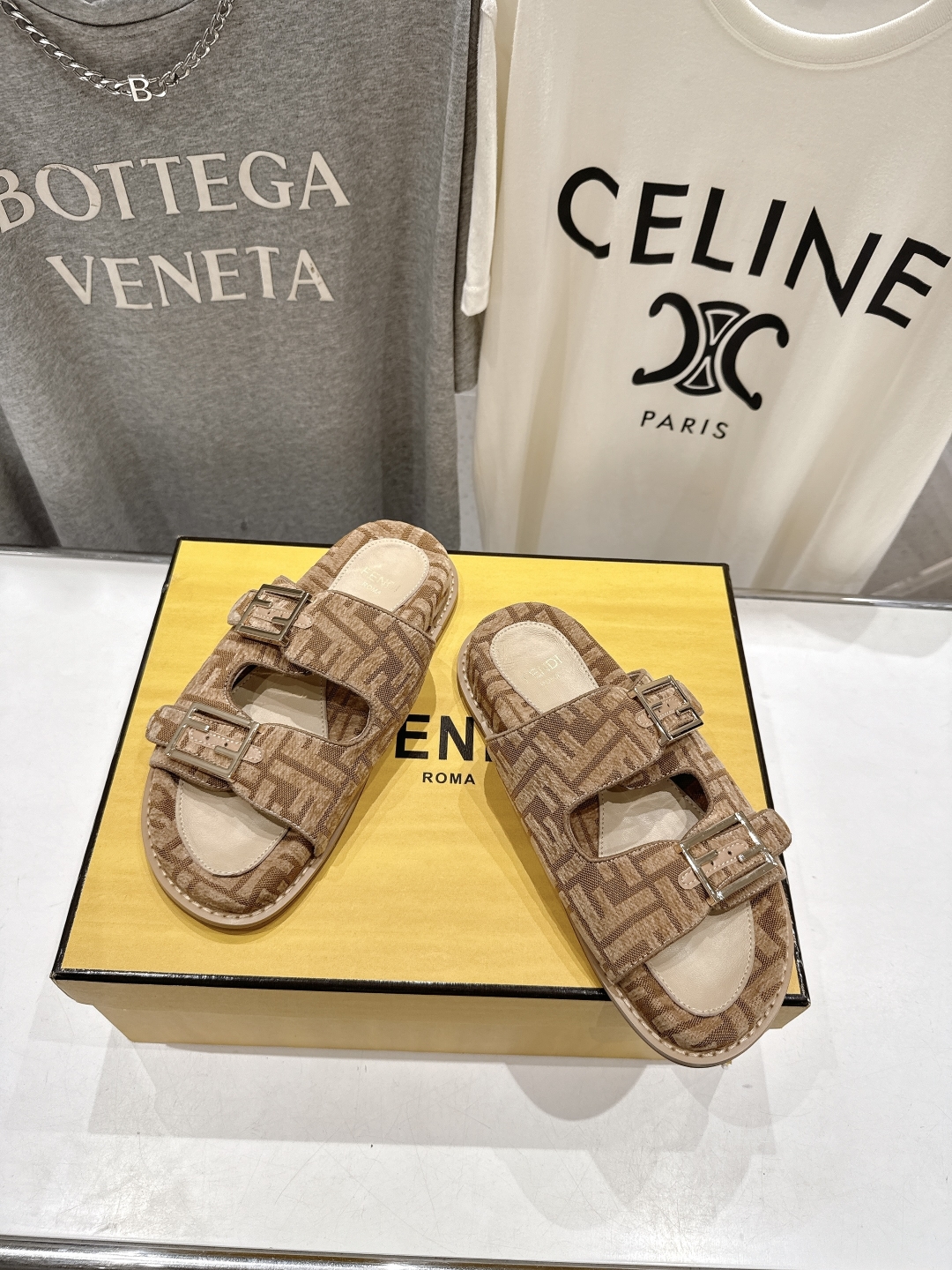 高版本出厂
  Fendi/芬迪 2025ss 夏季新品FF双搭扣平底拖鞋 上街穿搭的不二之选 专柜买断