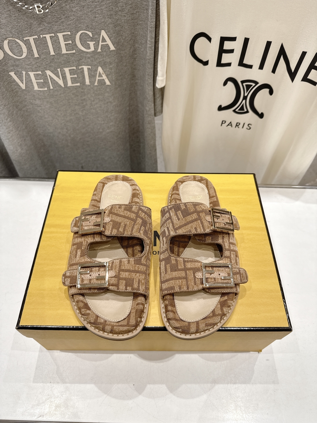 高版本出厂
  Fendi/芬迪 2025ss 夏季新品FF双搭扣平底拖鞋 上街穿搭的不二之选 专柜买断