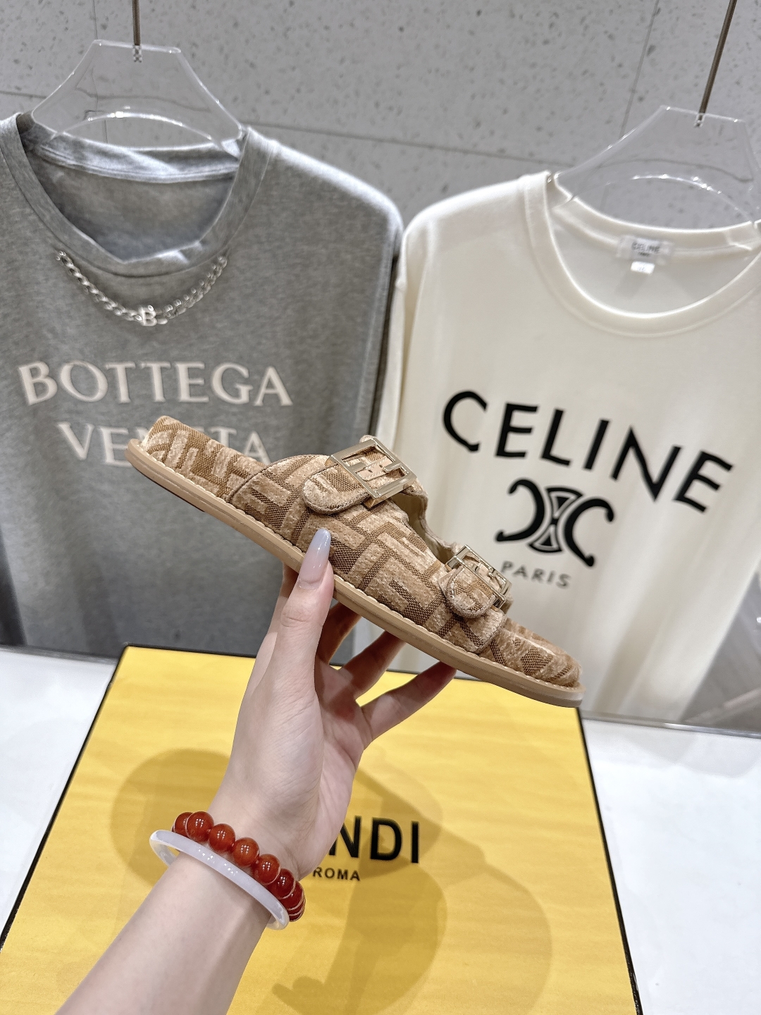 高版本出厂
  Fendi/芬迪 2025ss 夏季新品FF双搭扣平底拖鞋 上街穿搭的不二之选 专柜买断
