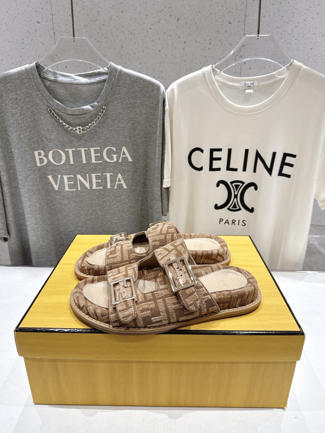 高版本出厂
  Fendi/芬迪 2025ss 夏季新品FF双搭扣平底拖鞋 上街穿搭的不二之选 专柜买断