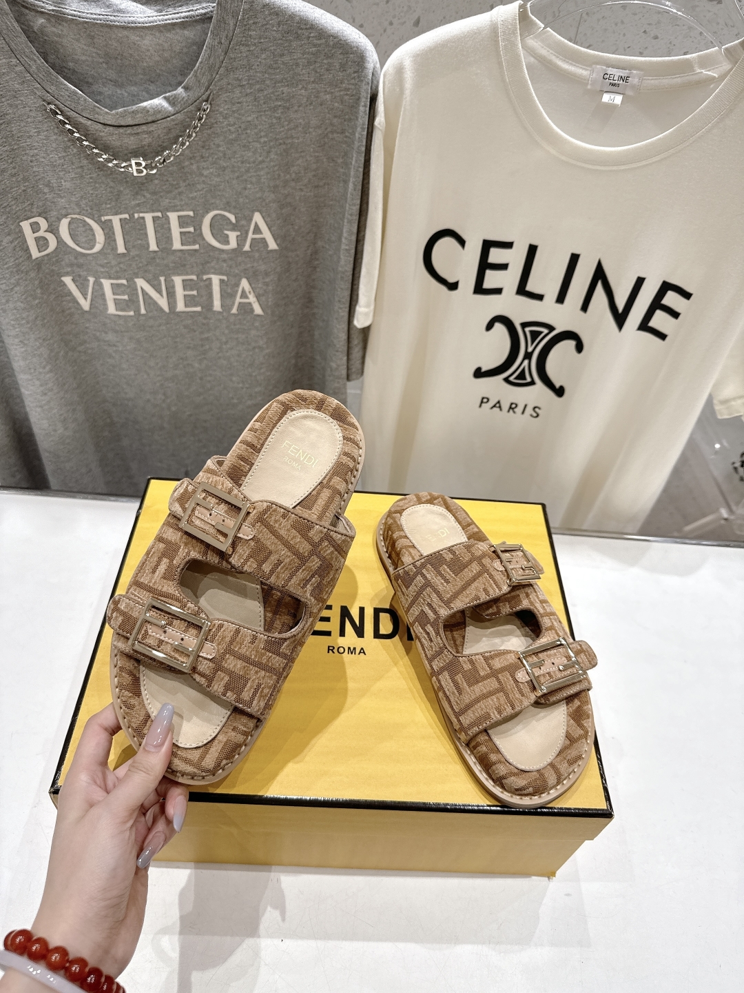 高版本出厂
  Fendi/芬迪 2025ss 夏季新品FF双搭扣平底拖鞋 上街穿搭的不二之选 专柜买断