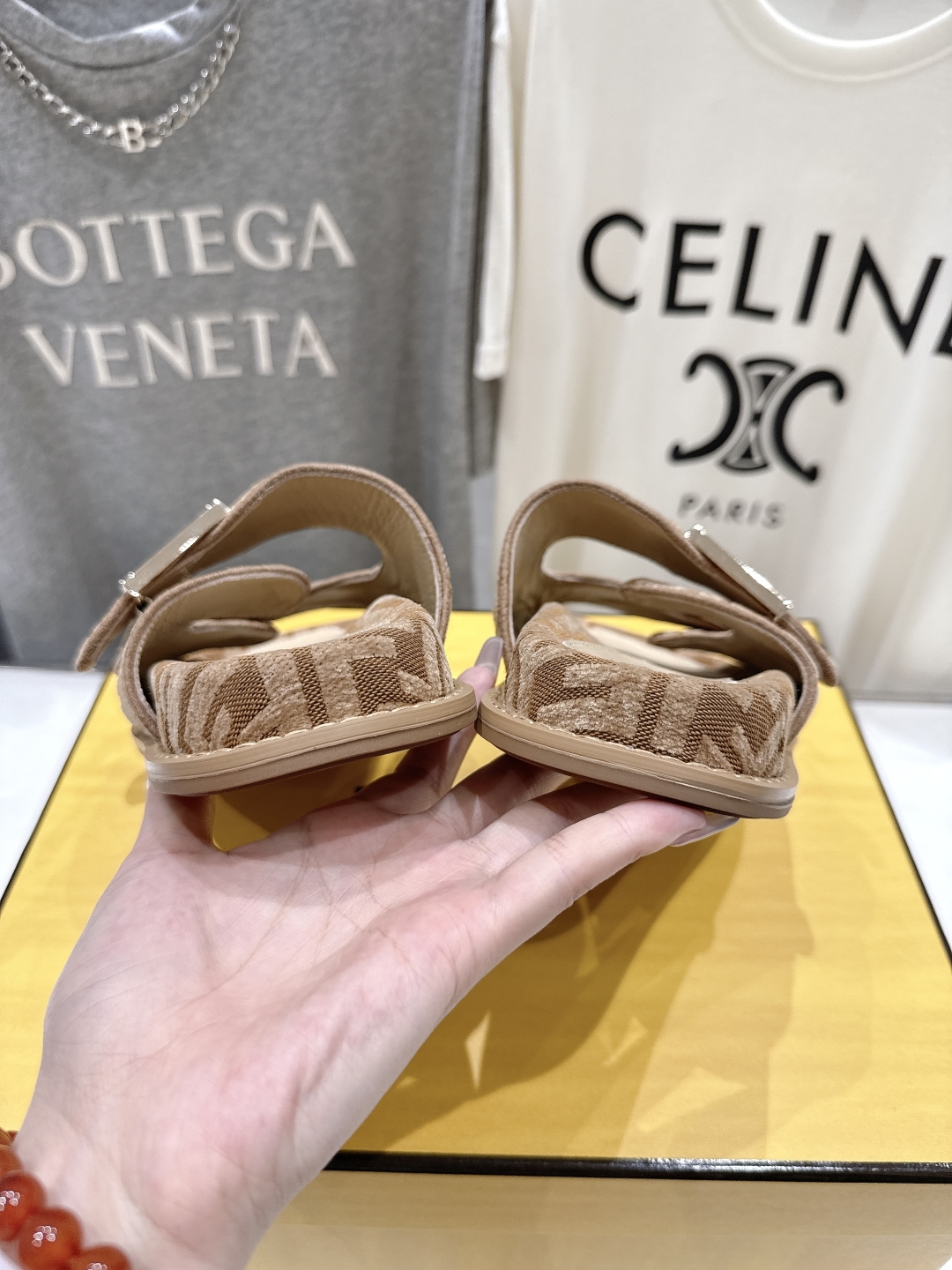 高版本出厂
  Fendi/芬迪 2025ss 夏季新品FF双搭扣平底拖鞋 上街穿搭的不二之选 专柜买断