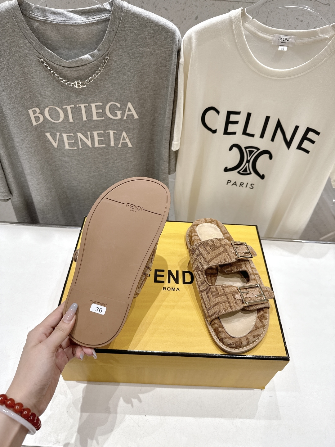 高版本出厂
  Fendi/芬迪 2025ss 夏季新品FF双搭扣平底拖鞋 上街穿搭的不二之选 专柜买断