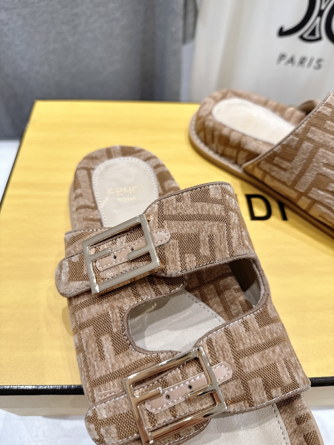 高版本出厂
  Fendi/芬迪 2025ss 夏季新品FF双搭扣平底拖鞋 上街穿搭的不二之选 专柜买断