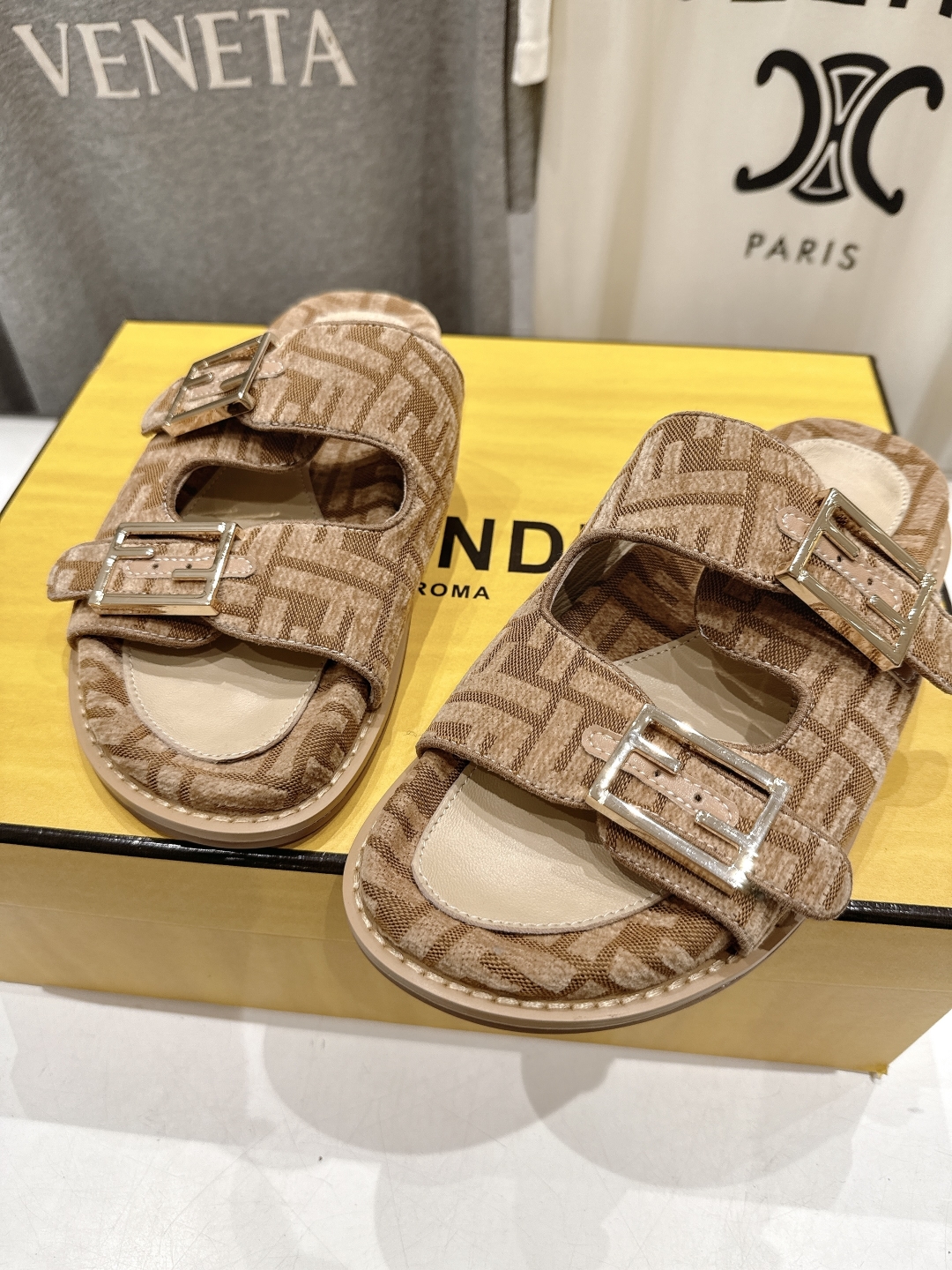 高版本出厂
  Fendi/芬迪 2025ss 夏季新品FF双搭扣平底拖鞋 上街穿搭的不二之选 专柜买断